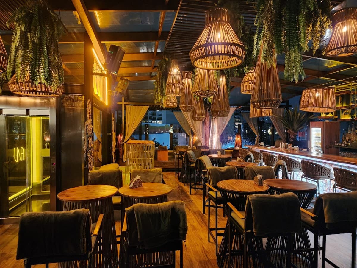 Una Rooftop Restaurante & Bar